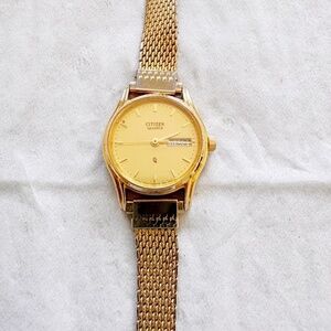 Vintage Citizen gold-tone women's quartz watch, 23mm case, running...